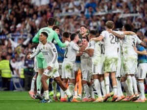 El conjunto blanco celebrando la victoria