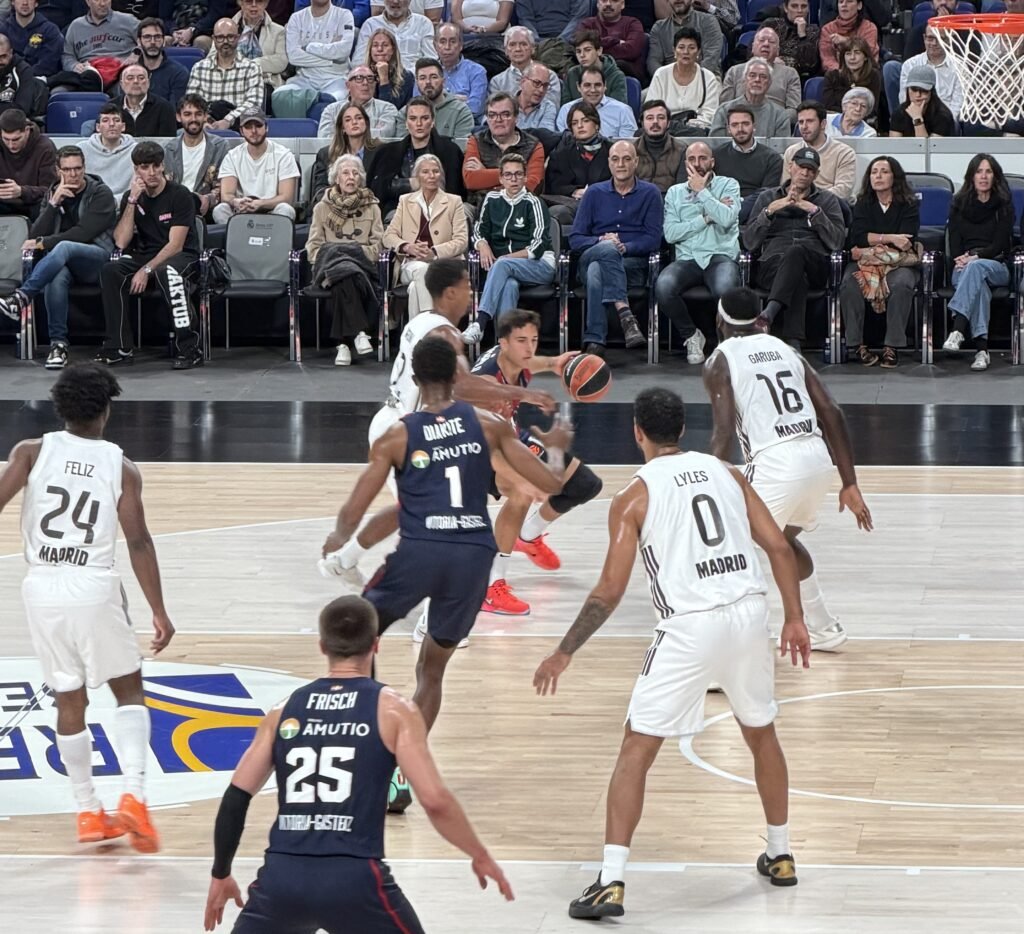 Jugada en ataque de Matteo Spagnolo ante la defensa de Maledon