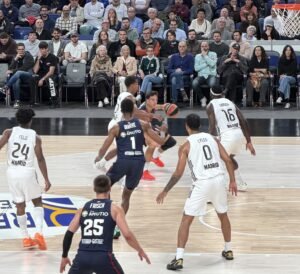 Jugada en ataque de Matteo Spagnolo ante la defensa de Maledon