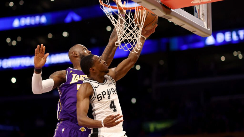 Lebron haciendo un tapón a Fox en una contra de los Spurs