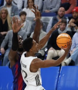 Fall defendiendo la bandeja de Maledon