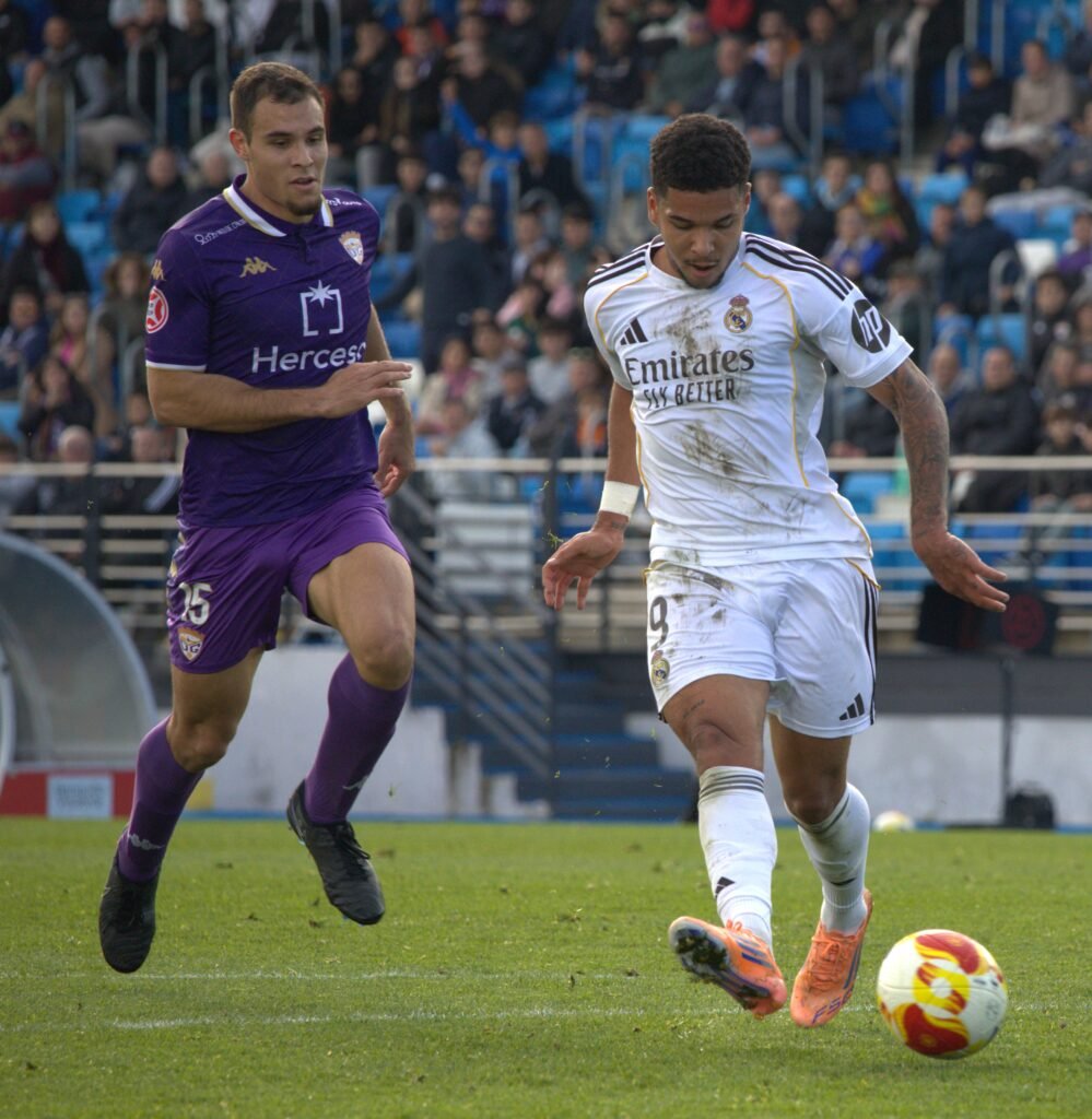 RM Castilla Lorenzo Zúñiga rematando para el último gol del partido