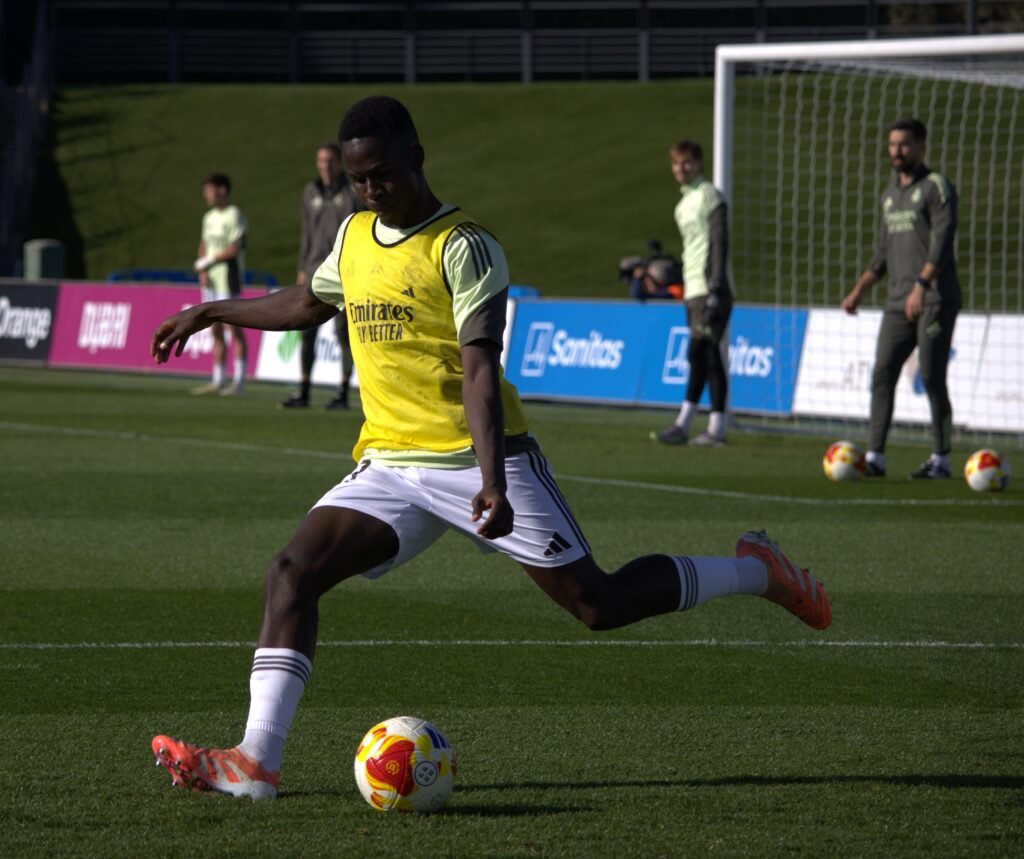 RM Castilla: Lamini pegando el balón