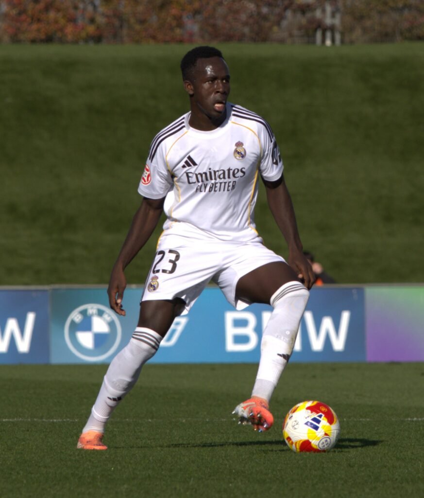RM Castilla: Lamini sacando el balon desde atrás