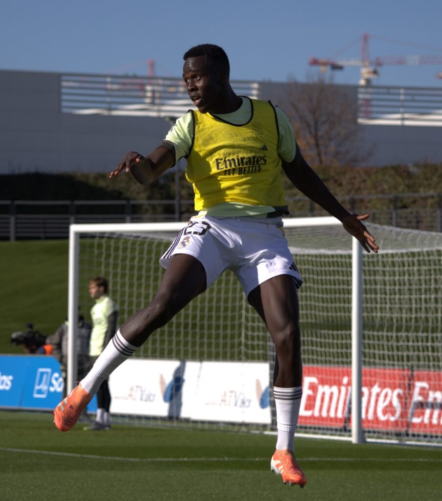 RM Castilla: Lamini en el calentamiento saltando para rematar