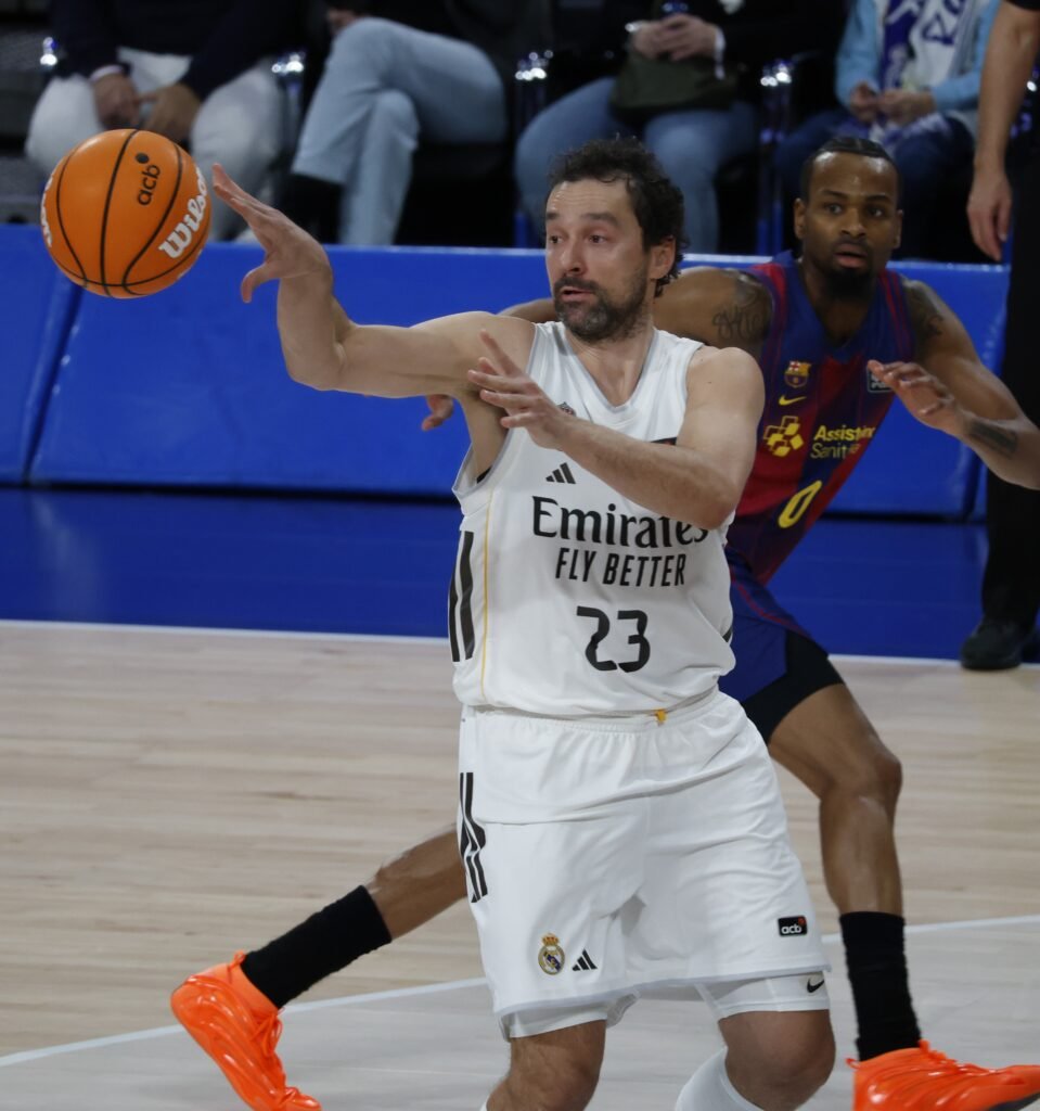 Sergio Llul dando una pase atras