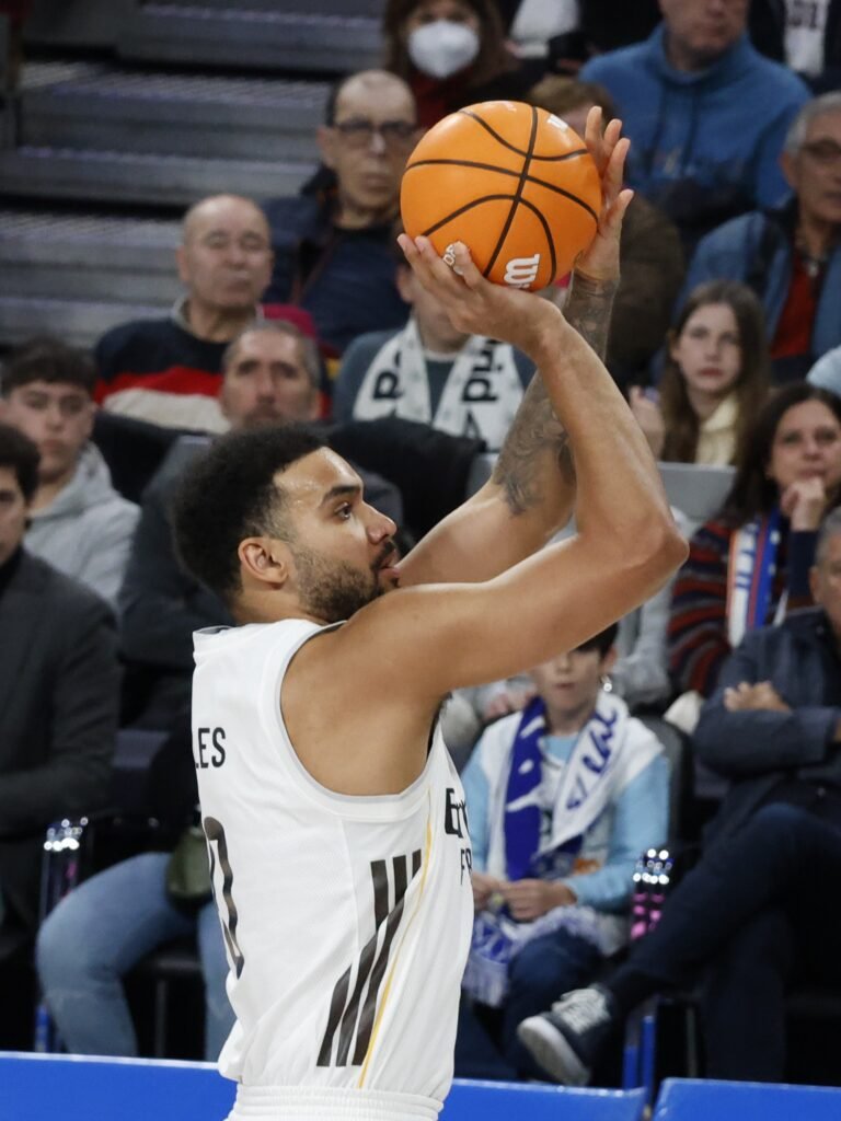 Lyles haciendo un lanzamiento