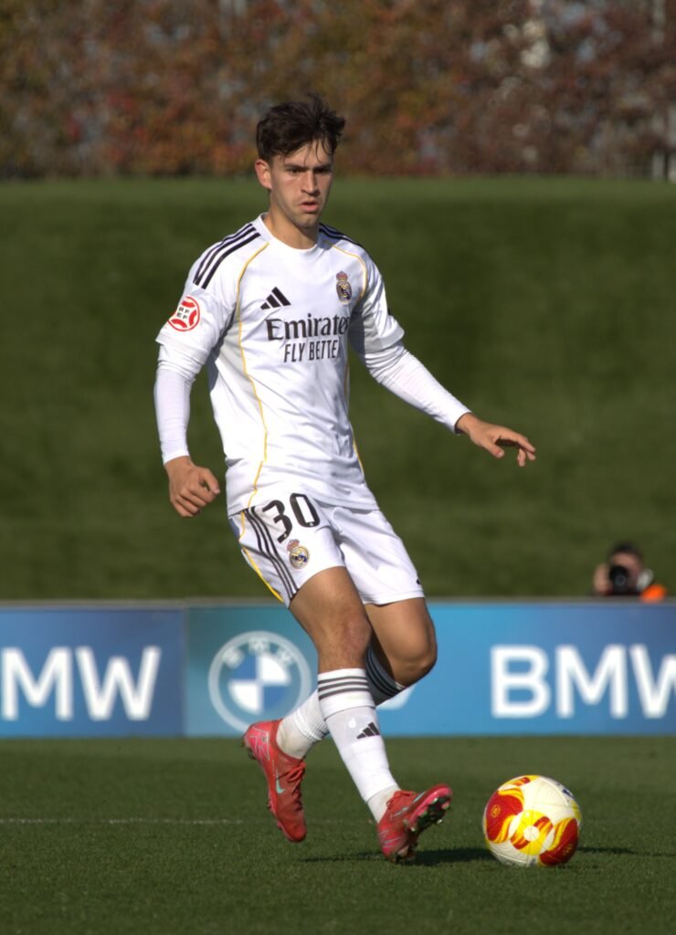 RM Castilla: Daniel Mesonero controlando el balon