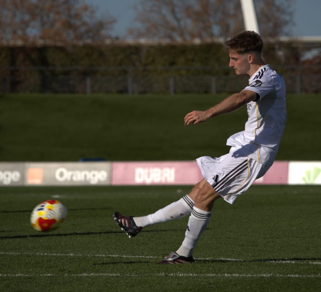 RM Castilla: Palacios sacando una falta