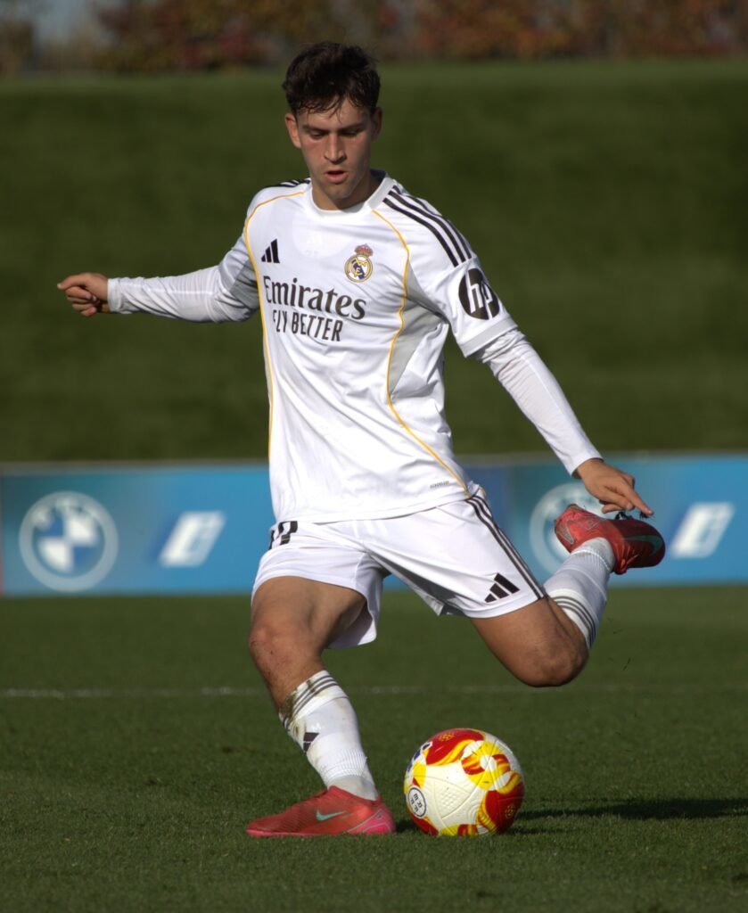 RM Castilla: Dani Mesonero sacando una falta