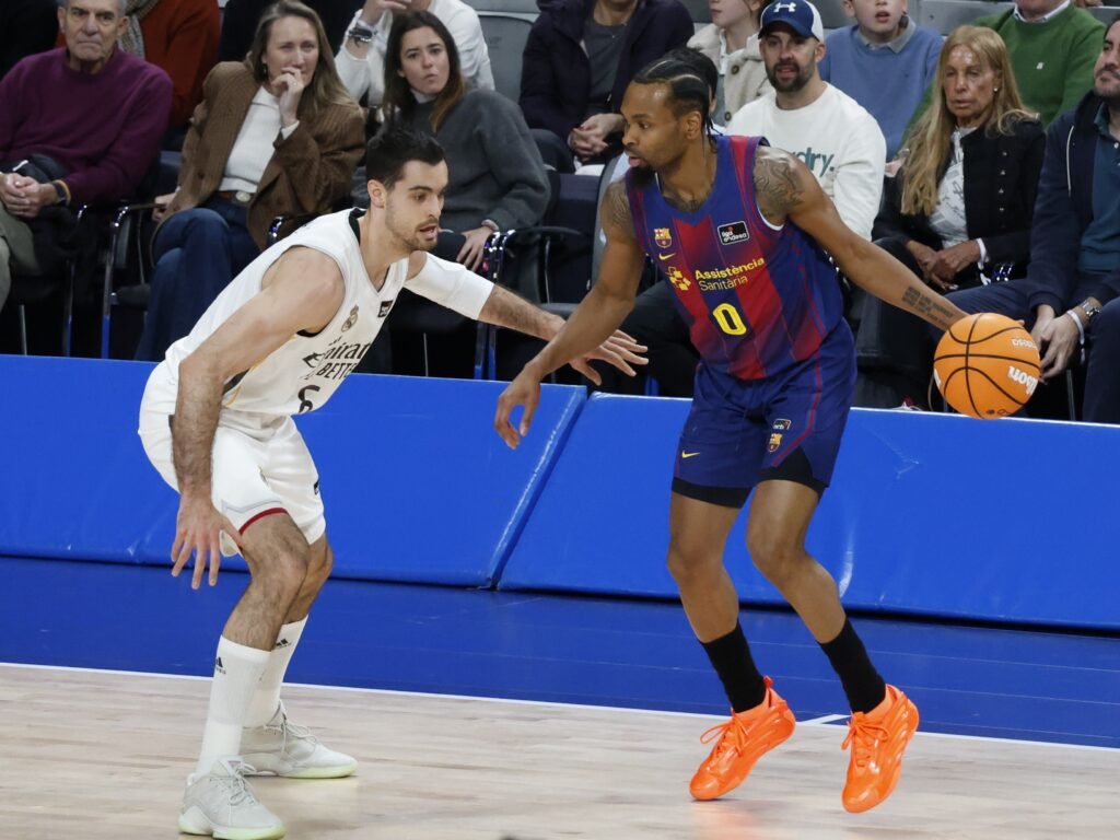 Kevin Punter liderando el ataque del Barcelona ante la defenda de Alberto Abalde