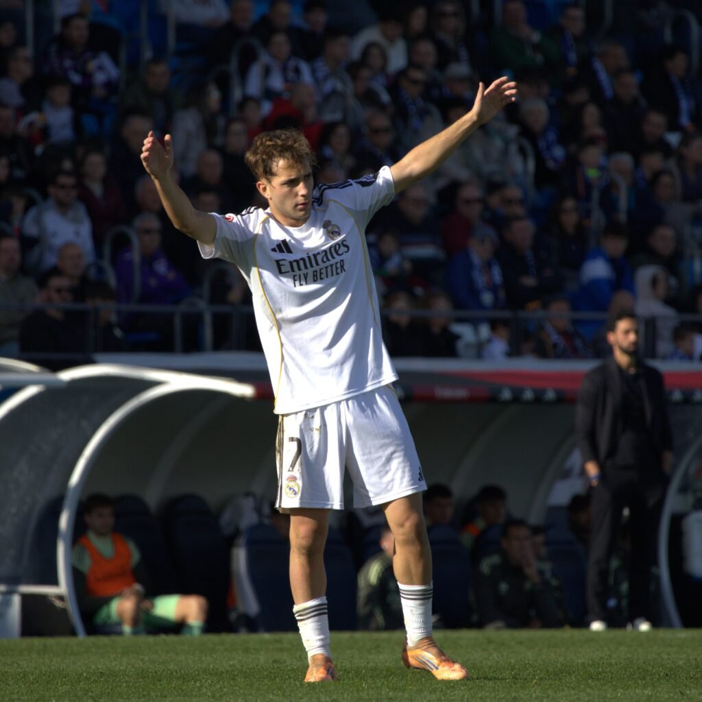 RM Castilla: Yañez pidiendo el balon con Arbeloa de fondo