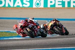 Marc Marquez liderando la carrera de Tailandia perseguido por Pedro Acosta