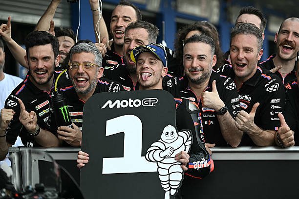Marco Bezzecchi celebranco con el equipo la primera victoria del año