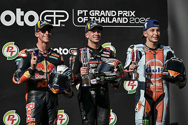 Podio Gran Premio de Tailandia: 2. Pedro Acosta, 1. Marco Bezzecchi y 3. Raúl Férnandez