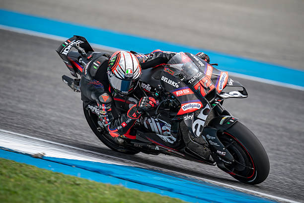 Bezzecchi rodando en solitario mientras lideraba la carrera