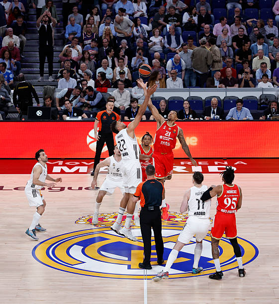 Salto inicial entre Tavares y Joel Bolomboy (Foto de Sara Gordon/Real Madrid via Getty Images)