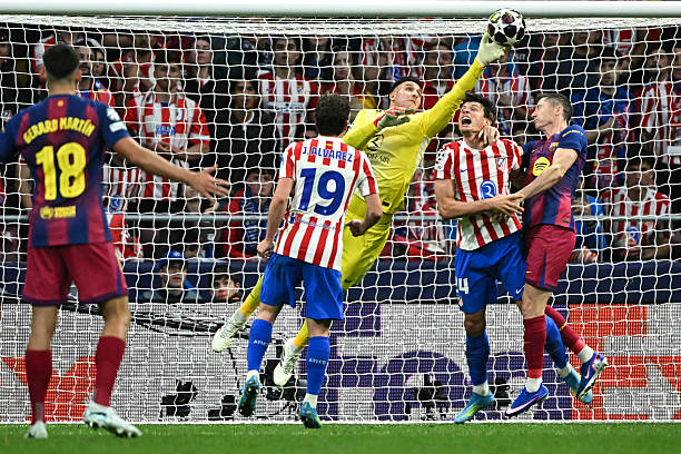 Musso haciendo uno de los paradones del partido (Foto de Javier SORIANO / AFP via Getty Images)