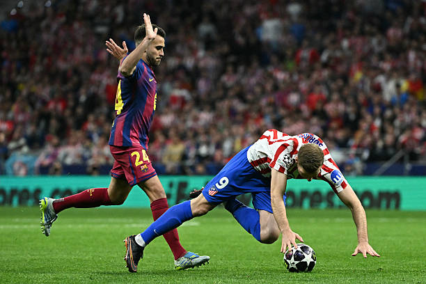 Acción de la roja a Eric García por la entrada a Sorloth (Foto de Javier SORIANO / AFP via Getty Images)
