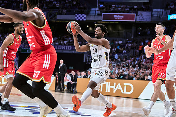 Andre Feliz repartiendo juego en el primer cuarto para poner al Madrid por encima en el marcador (Foto de Sonia Canada/Getty Images)
