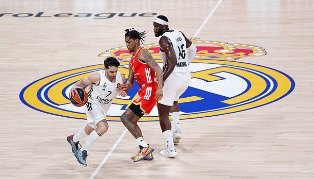 Facundo Campazzo y Garuba compenetrados en la ofensiva blanca (Foto de Victor Carretero/Real Madrid via Getty Images)