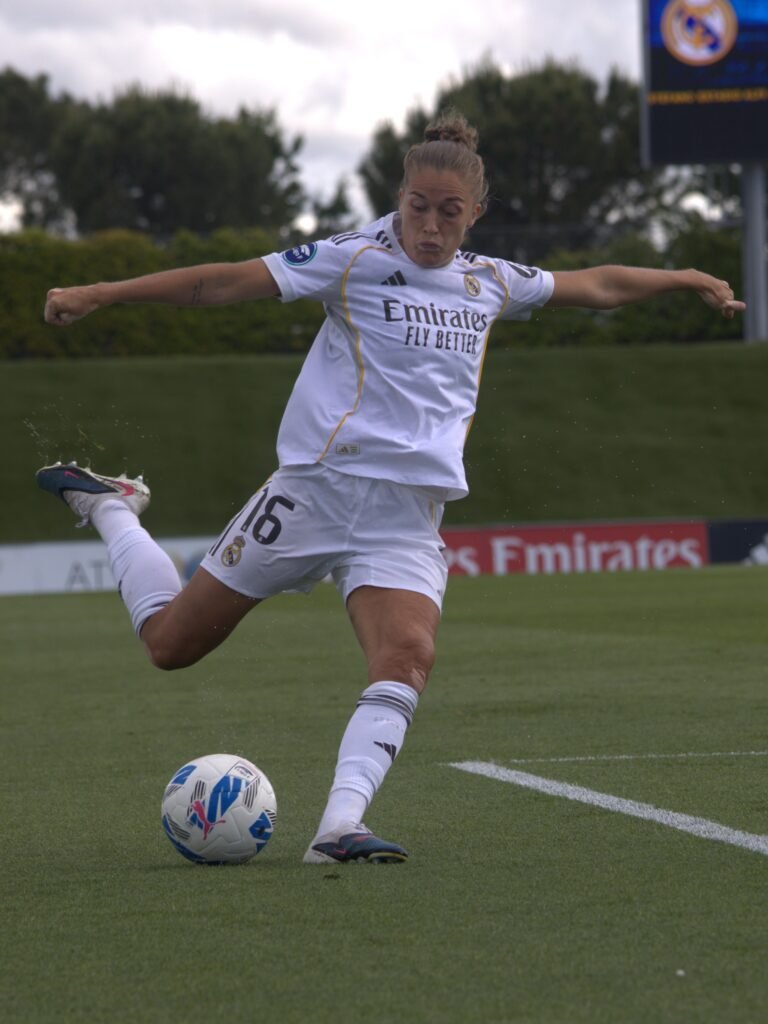 Angeldal poniendo un centro