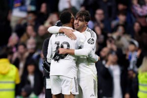Asencio y Mbappé celebrando la victoria juntos tras sus goles (Foto de Maria Gracia Jimenez/Soccrates/Getty Images)
