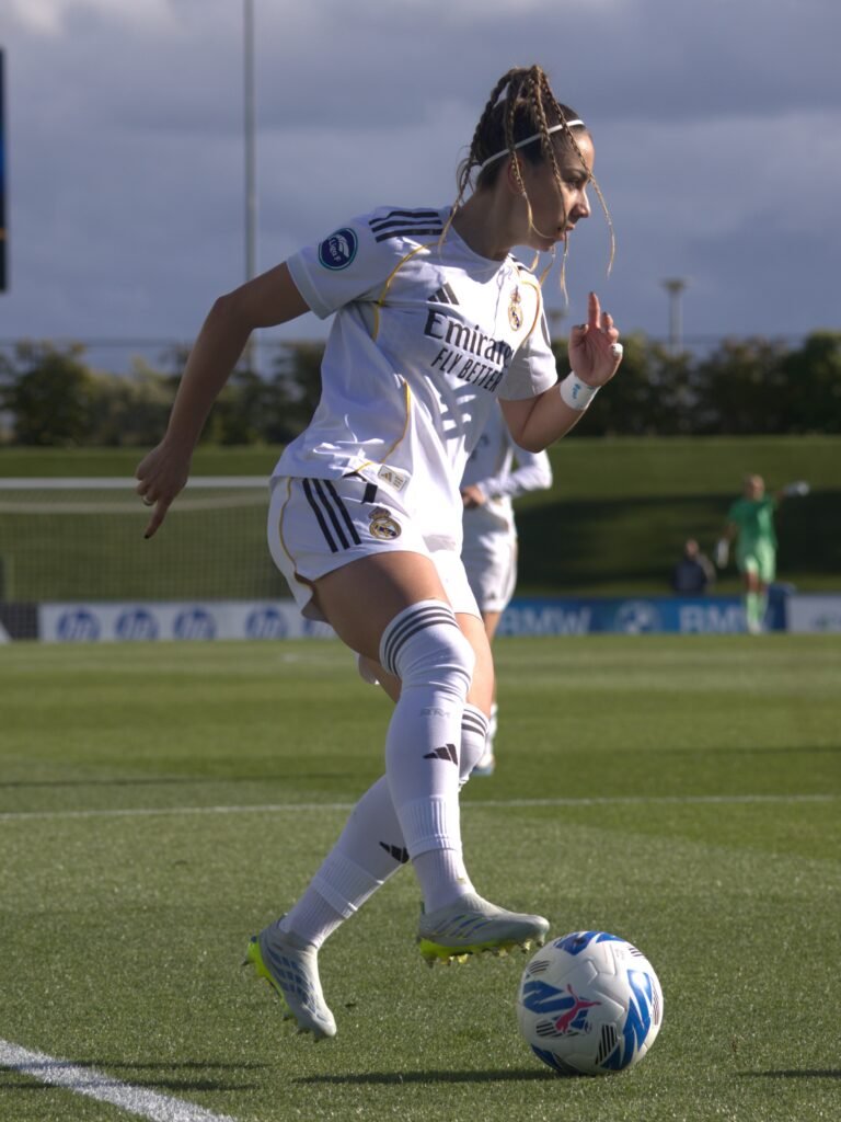 Athenea controlando el balón