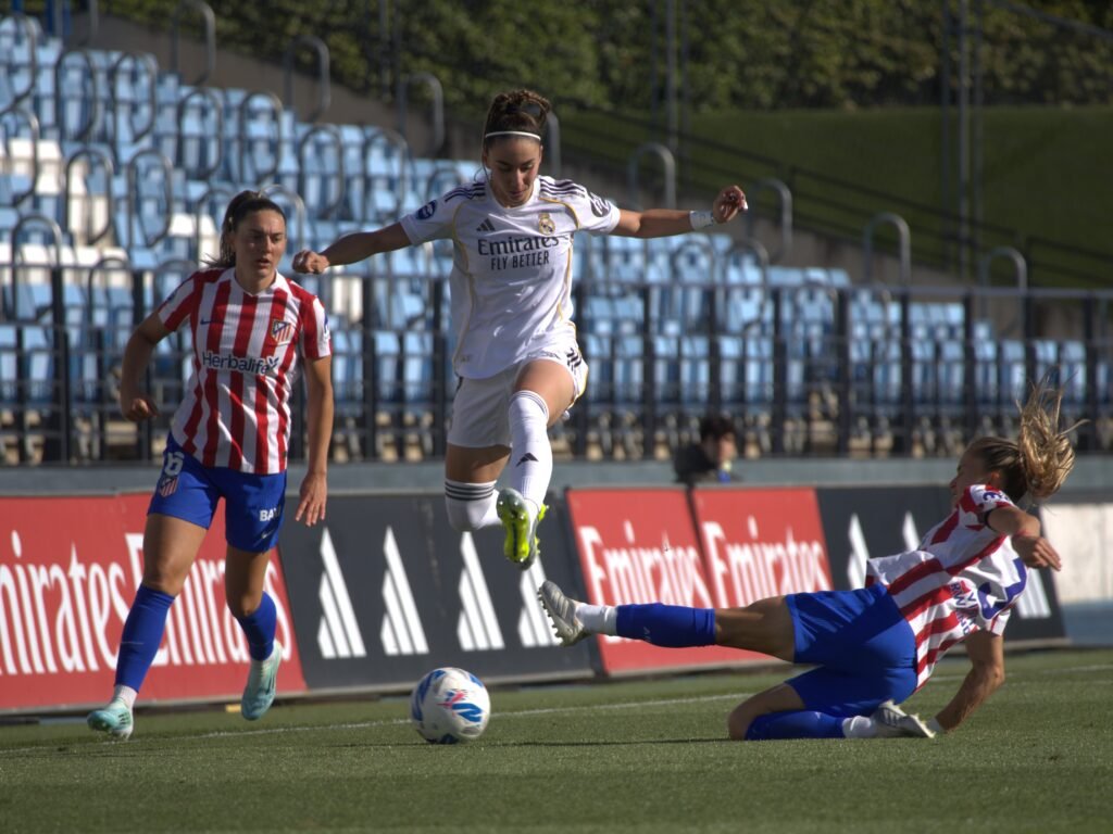 Athenea saltando a Medina (Real MAdrid F vs Atlético de Madrid F. Foto de Nacho López)
