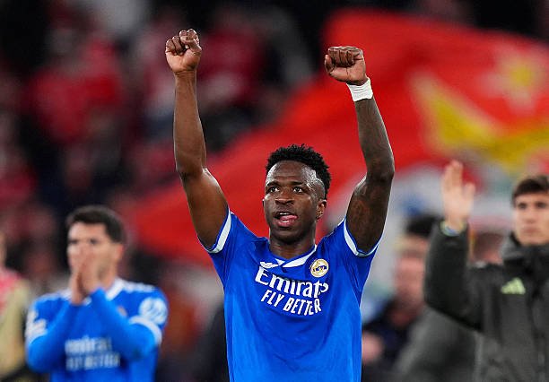 Vinicius Jr levantando los brazos para celebrar la victoria (Foto de Angel Martinez/Getty Images)