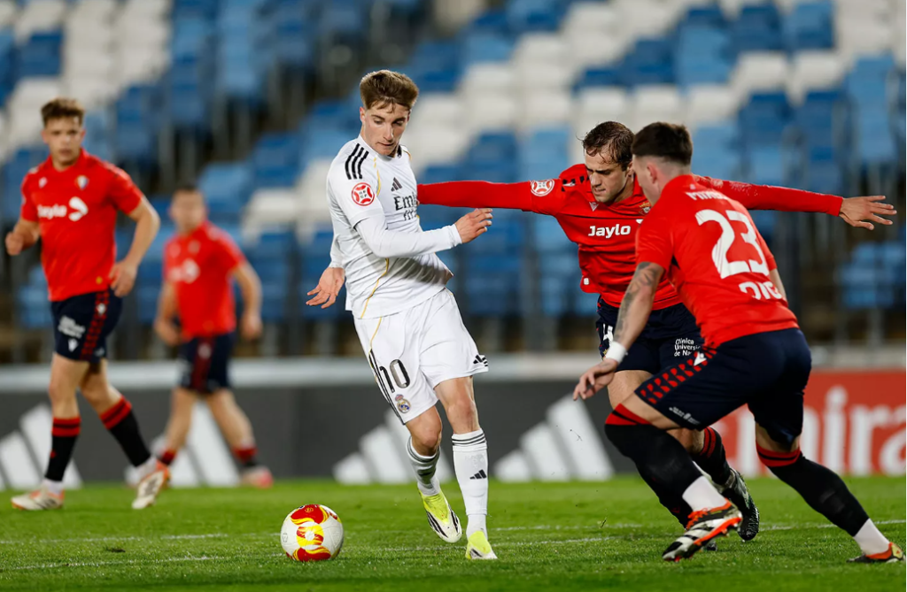 Palacios defendiendose de dos atacantes del Osasuna Promesas (Foto de Real Madrid)
