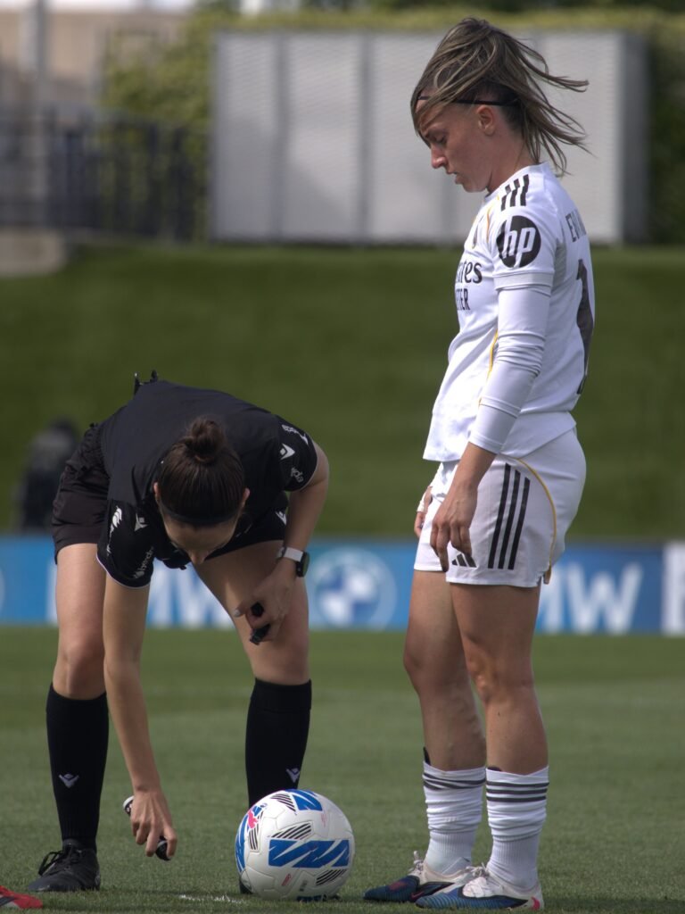 Eva Navarro preparada para tirar una falta