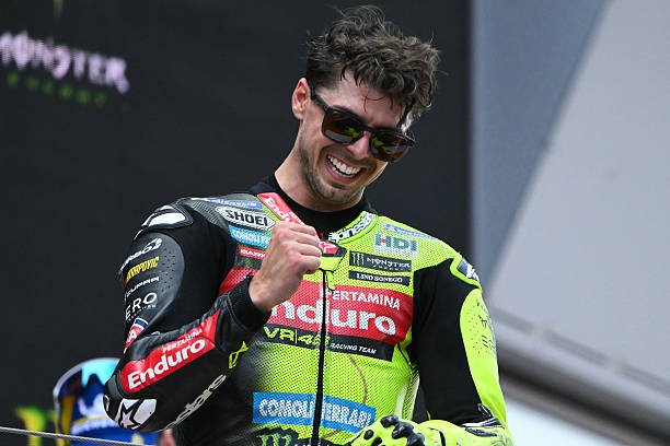 Fabio Di Giannantonio celebrando en el podium su segunda victoria en MotoGP (Foto de JOSE JORDAN / AFP via Getty Images)