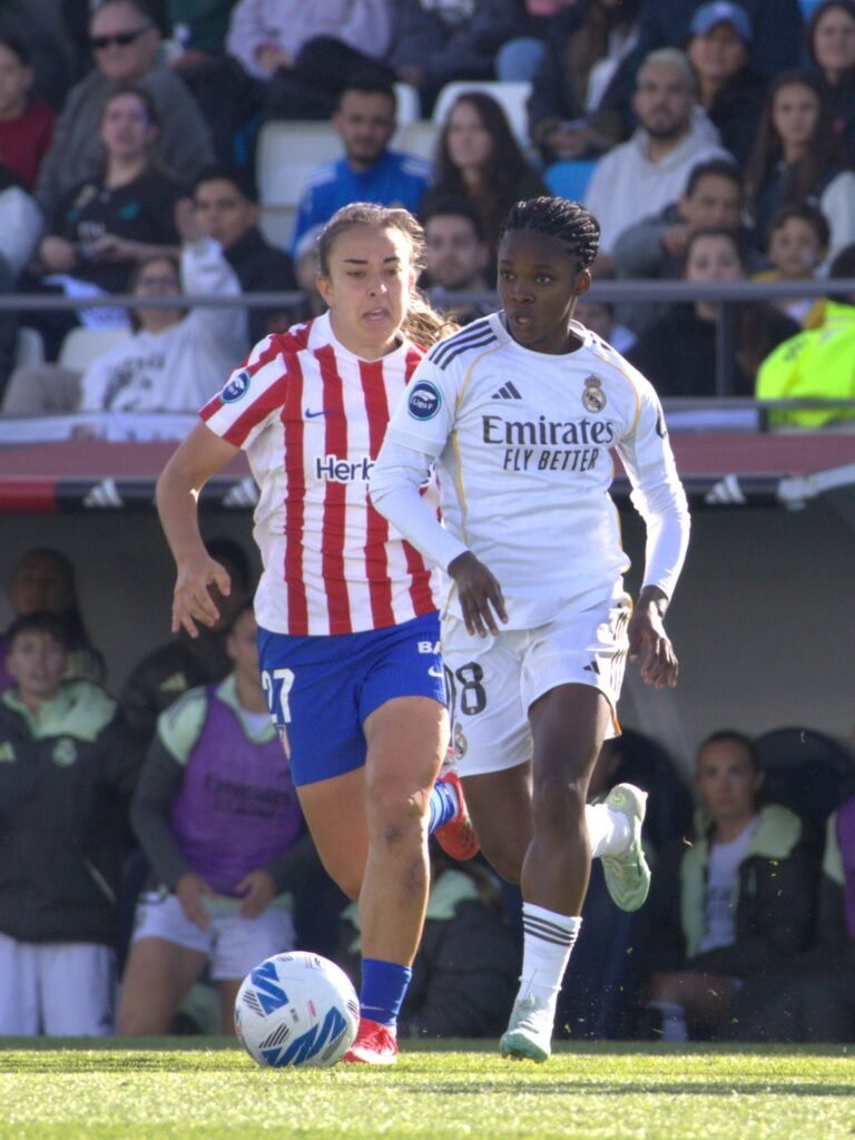 Linda Caicedo dejando atrás a Natalia Martín