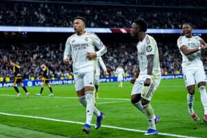 Mbappé y Vinicius celebrando el penalti en el 97 (Foto de Cesar Cebolla / PRESSIN)