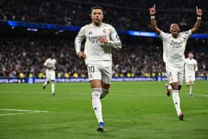 Kylian Mbappé y Alaba celebrando el gol de la victoria contra el Rayo (Foto de Denis Doyle/Getty Images)