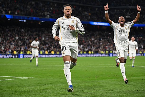 Kylian Mbappé y Alaba celebrando el gol de la victoria contra el Rayo (Foto de Denis Doyle/Getty Images)