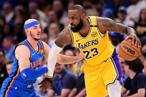 Lebron James defendido por Alex Caruso (Foto de Joshua Gateley/Getty Images)