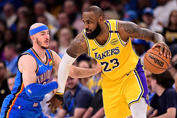 Lebron James defendido por Alex Caruso (Foto de Joshua Gateley/Getty Images)