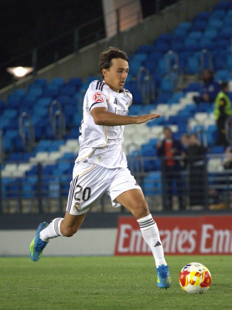 Pol Fortuny conduciendo el balón en mitad de campo (Foto de Nacho López)