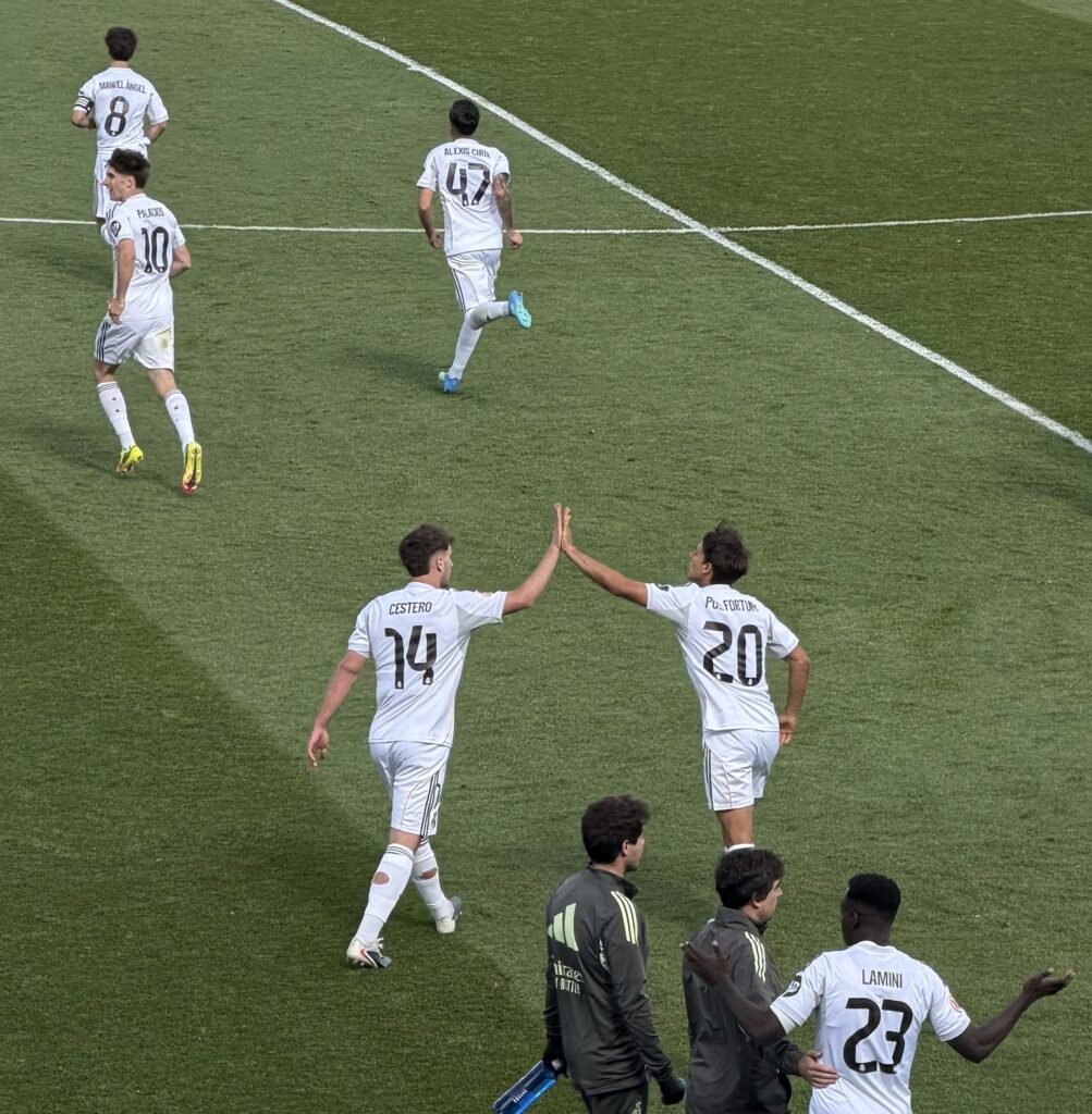 Pol Fortuny celebrando su gol con Cestero