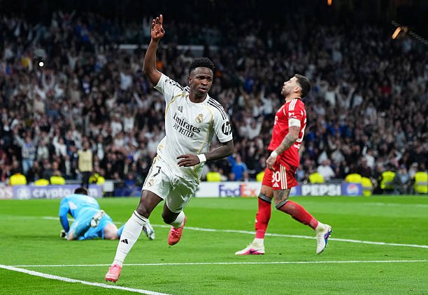 Vinicius Jr celebrando su gol con el brazo en alto (Foto de Angel Martinez/Getty Images)