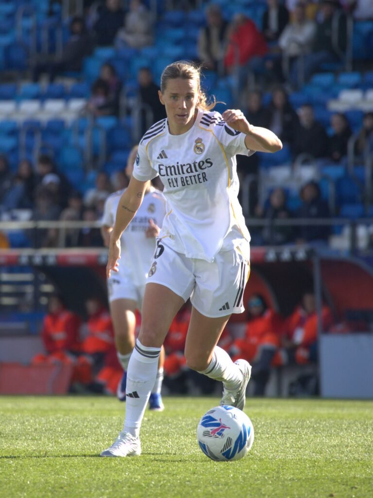 Sandie Toletti conduciendo el balón