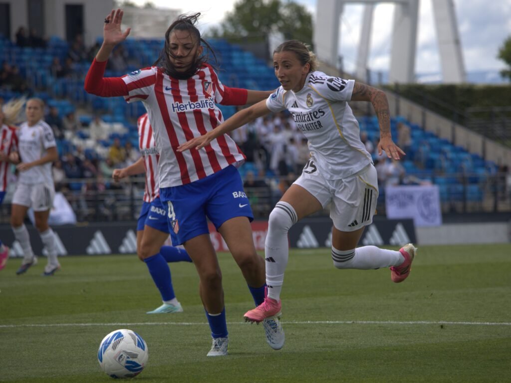 Sheila García regateando a Lauren Leal