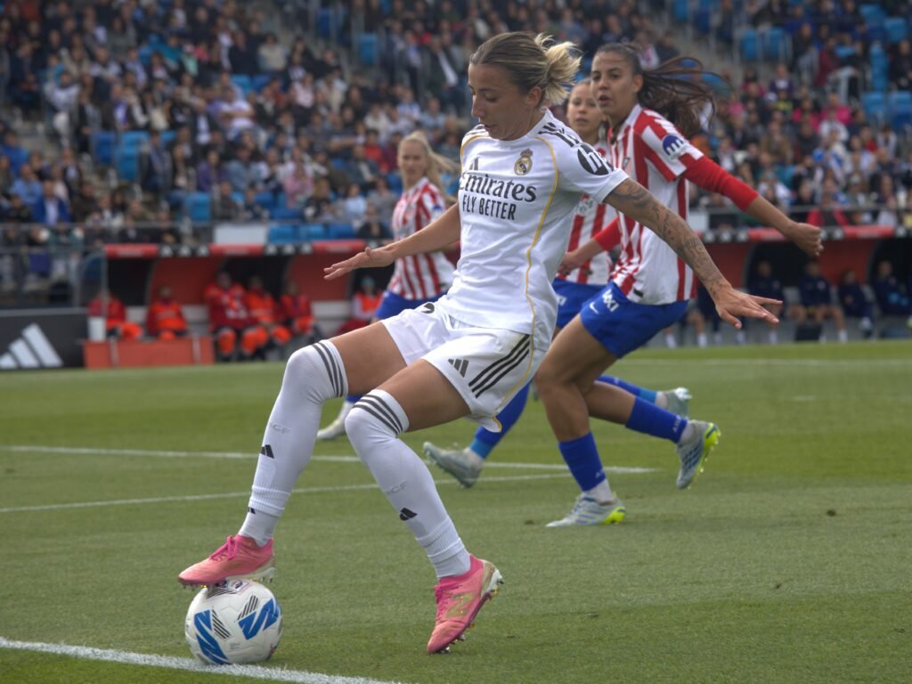 Sheila García pisando el balón justo encima de la línea de fondo