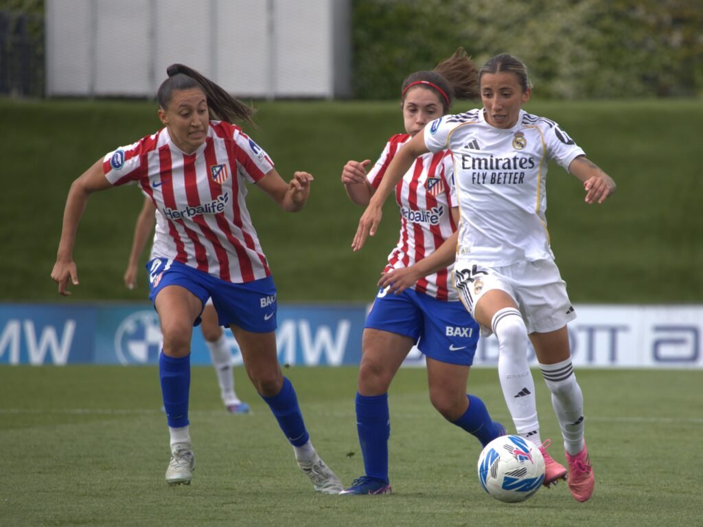 Sheila García dejando atras a dos jugadoras
