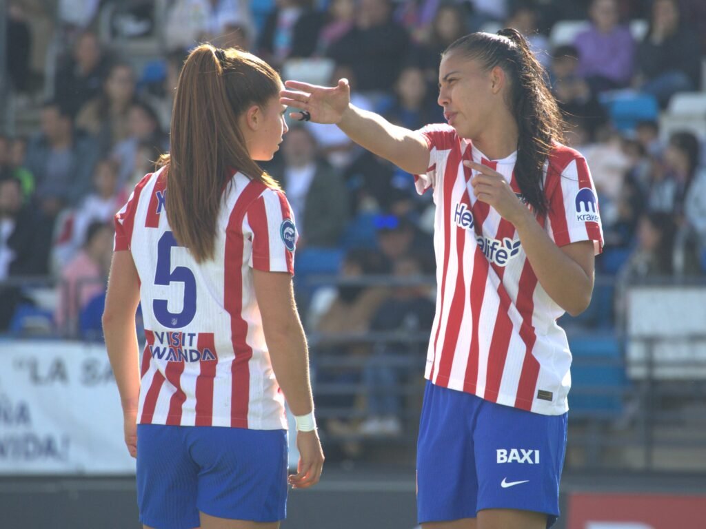 Xenia hablando con su compañera y recibiendo indicaciones