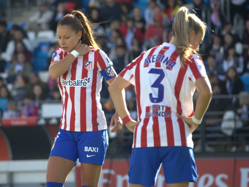 Xenia y Medina colocandose para defender un corner