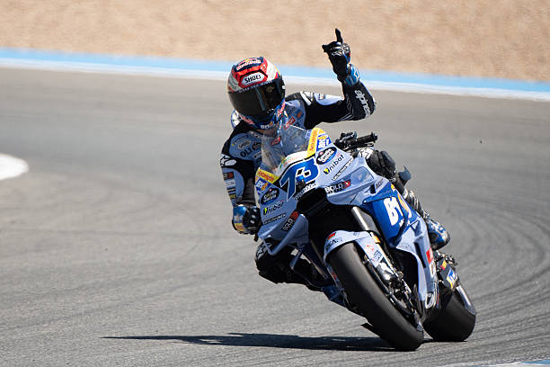 Álex Márquez saludando a la grada antes de cruzar la línea de meta (Foto de JORGE GUERRERO / AFP via Getty Images)