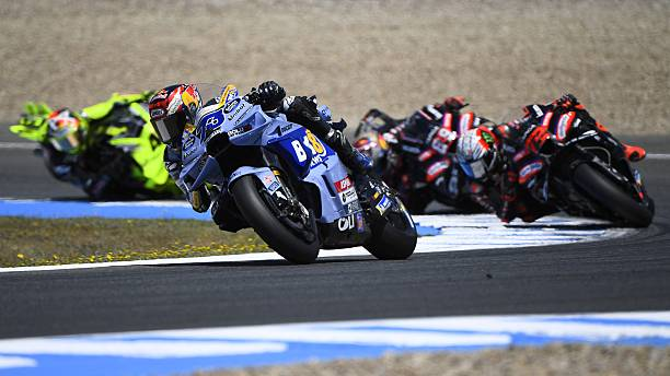 Ález Márquez liderando el gran premio perseguido por Bezzecchi, Jorge Martín y Fabio Di Giannantonio (Foto de JORGE GUERRERO / AFP via Getty Images)